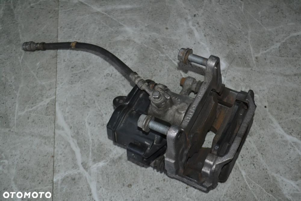 AUDI A4 B9 A5 8W ZACISK HAMULCOWY TYŁ TYLNY LEWY 8W0405BA JARZMO STAN - 4