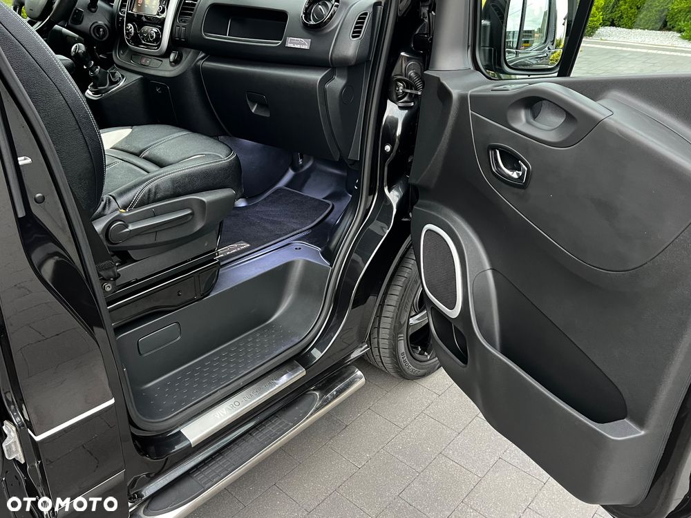 Opel VIVARO BLACK & WHITE 5 osób - 30