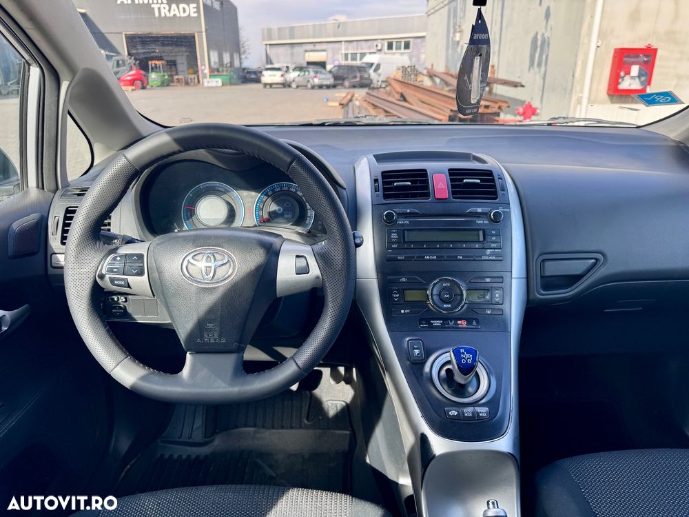 Toyota Auris 1.8 L VVT-i HSD Sol - 8
