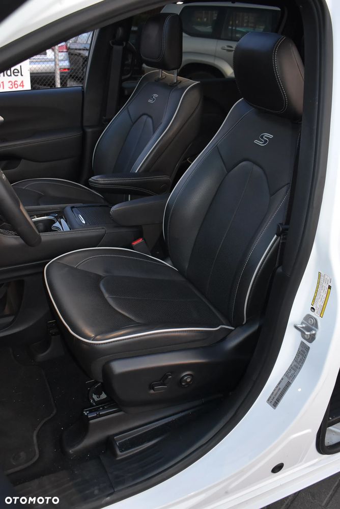 Chrysler Pacifica - 23