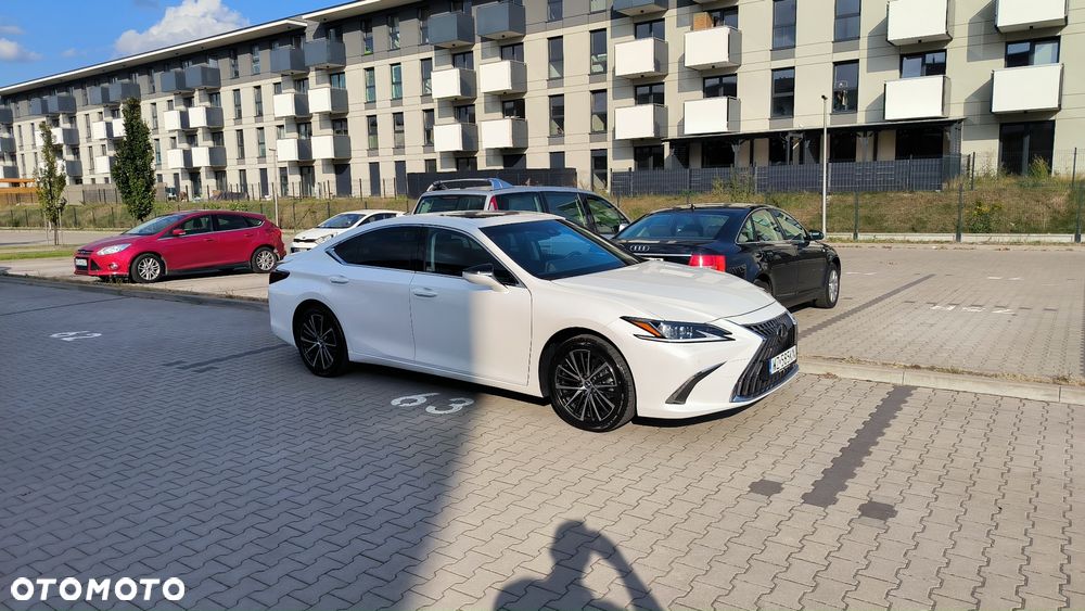Lexus ES 300h Business Edition - 4