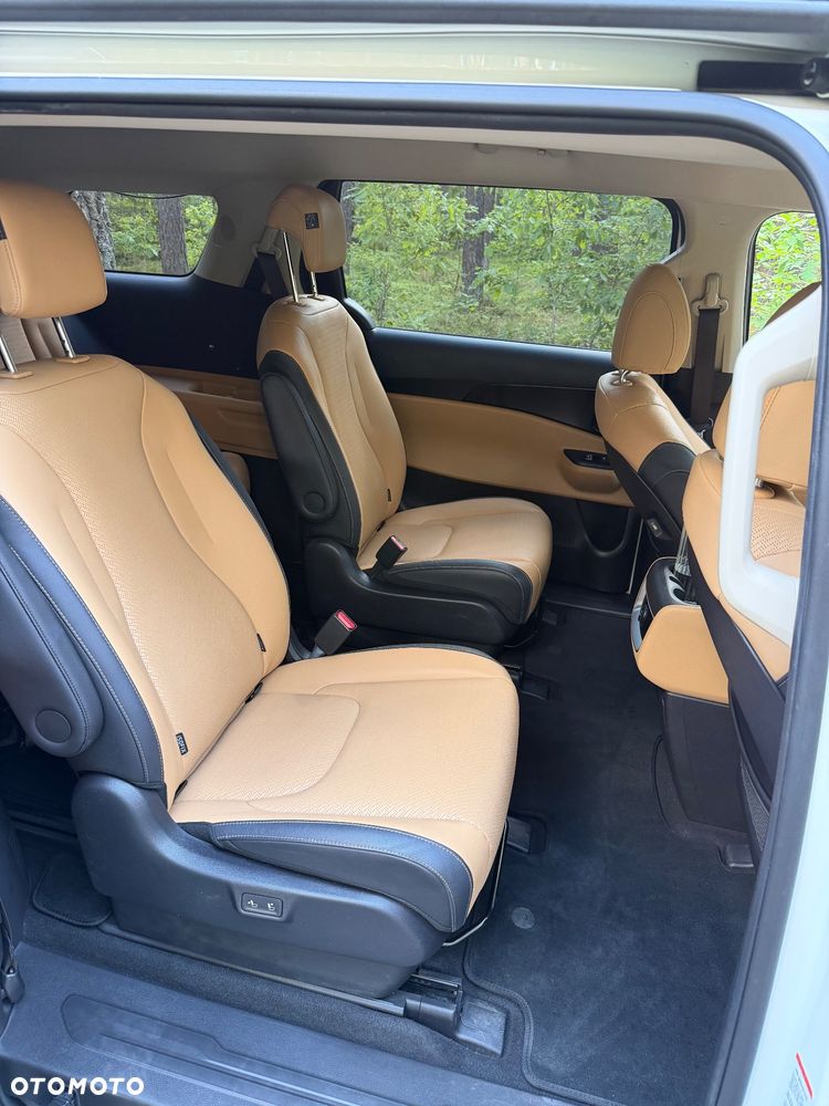 Kia Carnival - 24