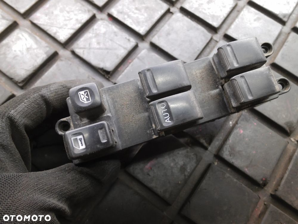 Nissan X-Trail T30 2004 Przód strona lewa Przyciski szyb EUROPA + WTYCZKI INSTALACJA - 1