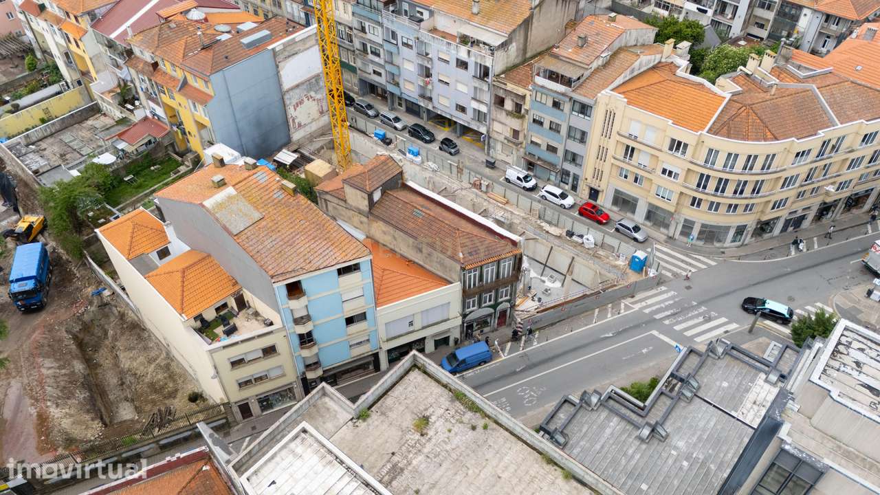 Prédio no centro do Porto com potencial construtivo. - Grande imagem: 2/10