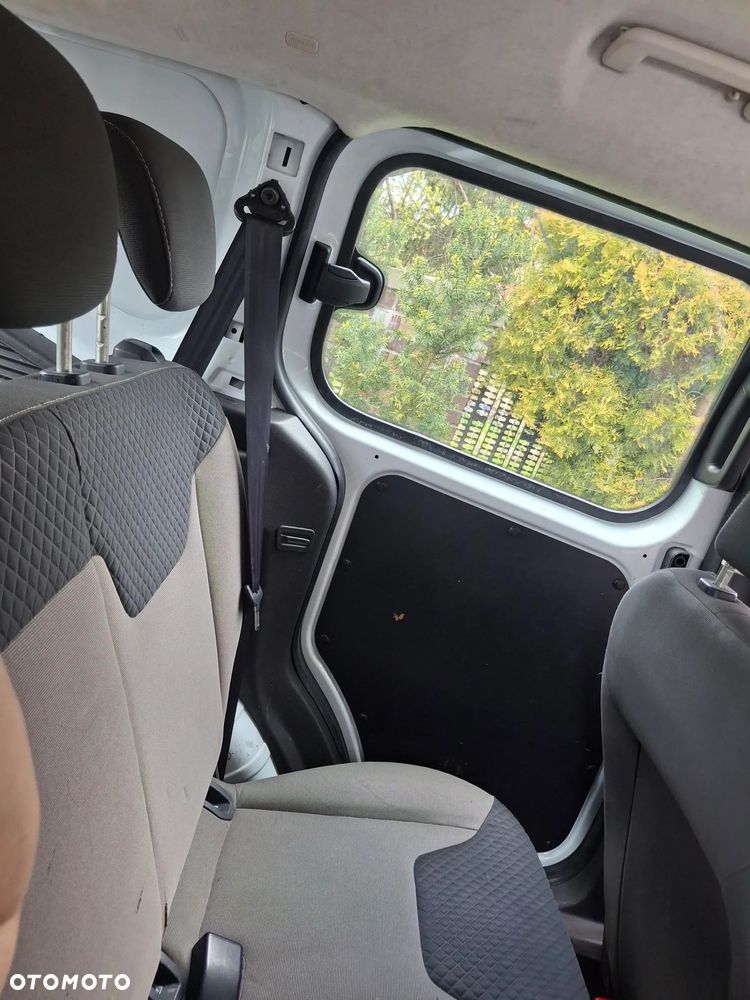 Ford Transit Courier - 13
