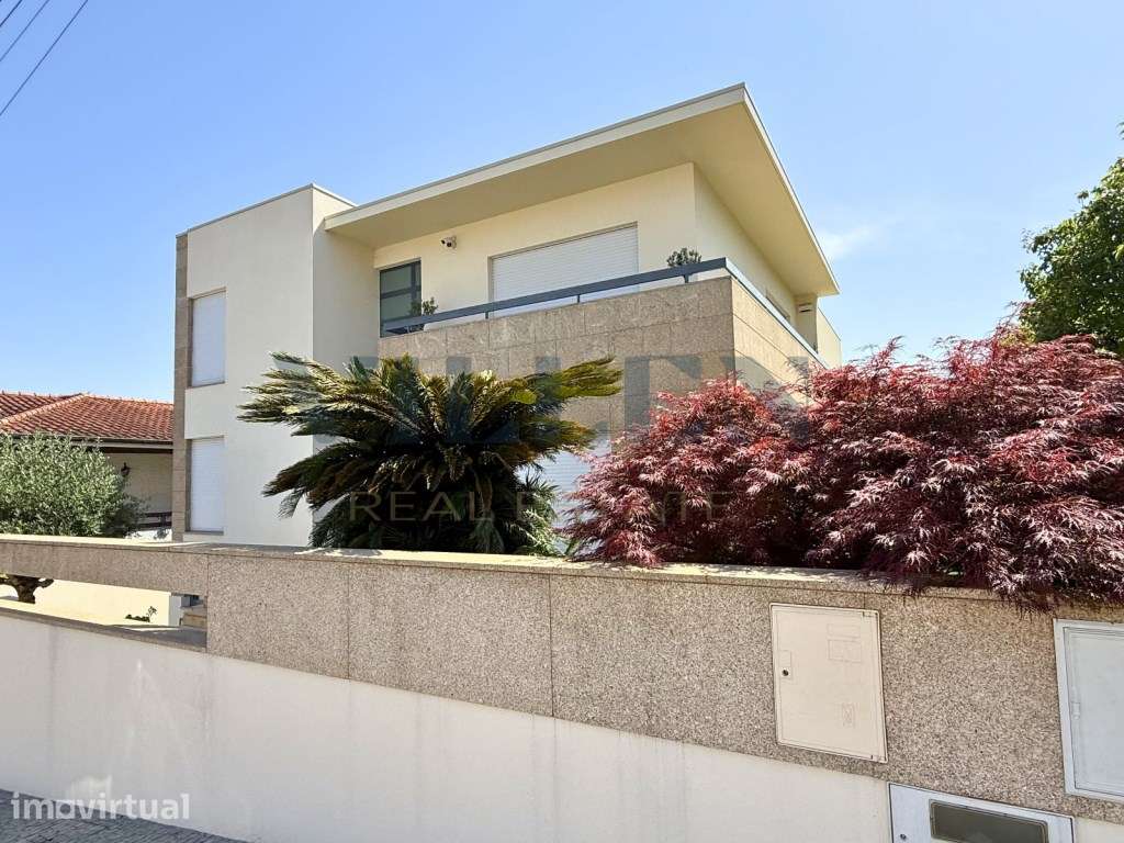 Moradia Exclusiva com Jardim, 2 Suítes e Salão de Convívio - Grande imagem: 2/49