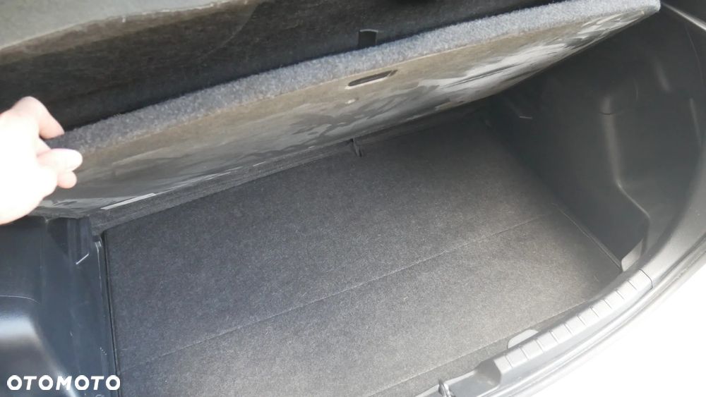 Toyota Yaris Hybrid 100 Selection Platinum - 36