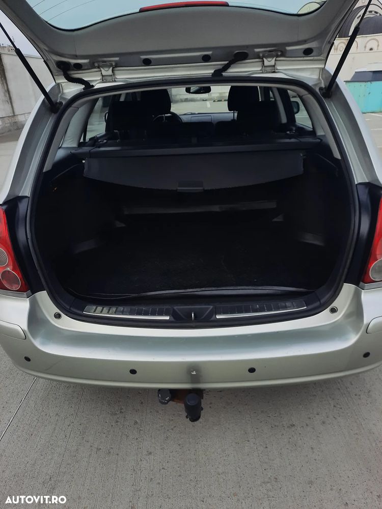 Toyota Avensis 2.2 D-4D Sedan Sol - 12