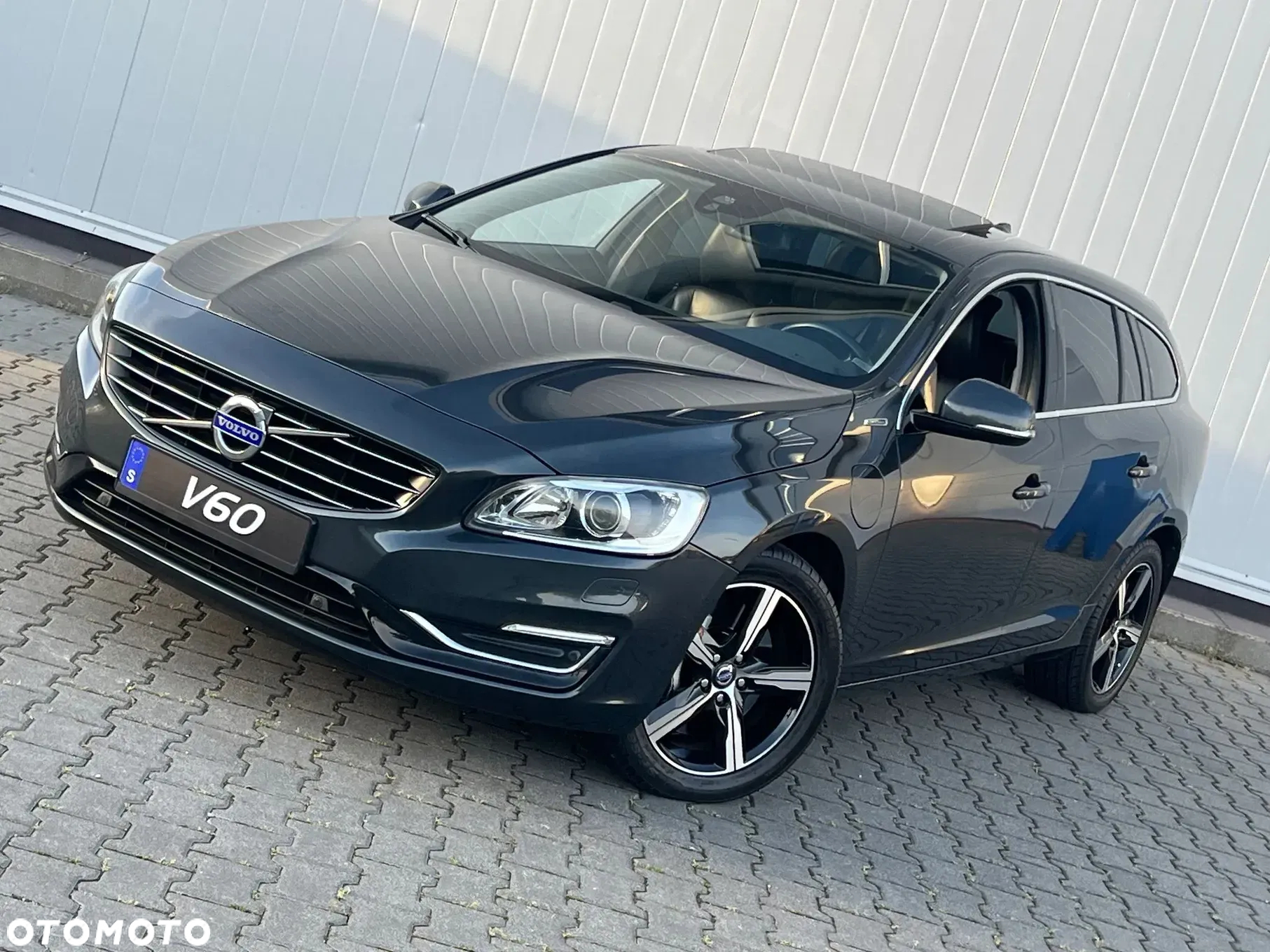 Volvo V60 D6 AWD Plug-in Hybrid Summum - 3