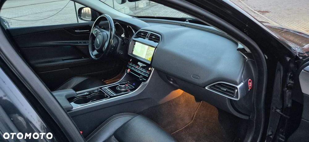 Jaguar XE 2.0 D Prestige - 24