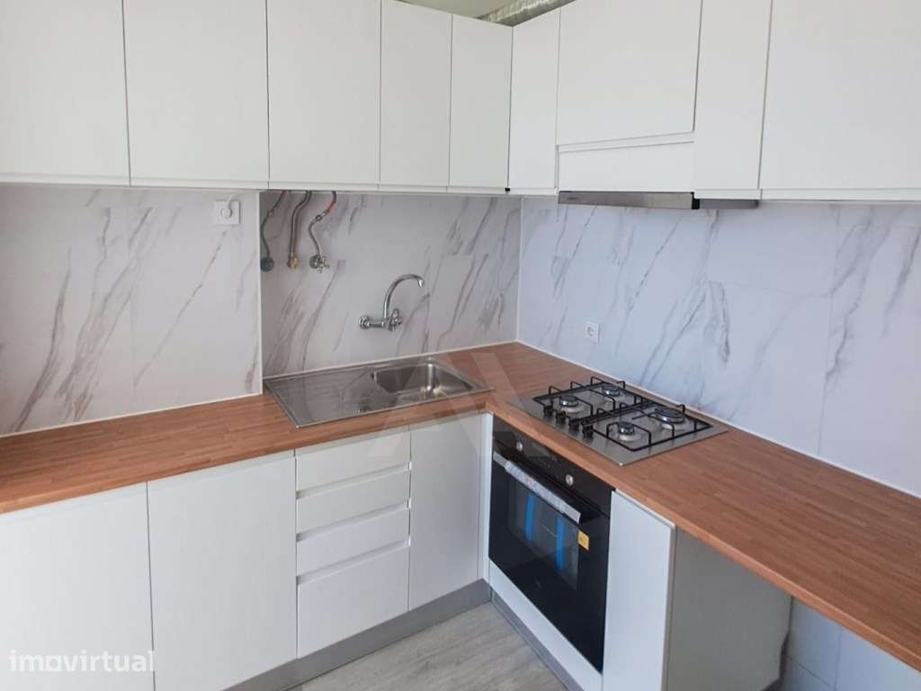 Apartamento T2 remodelado com duas casas de banho e vista mar - Grande imagem: 5/26