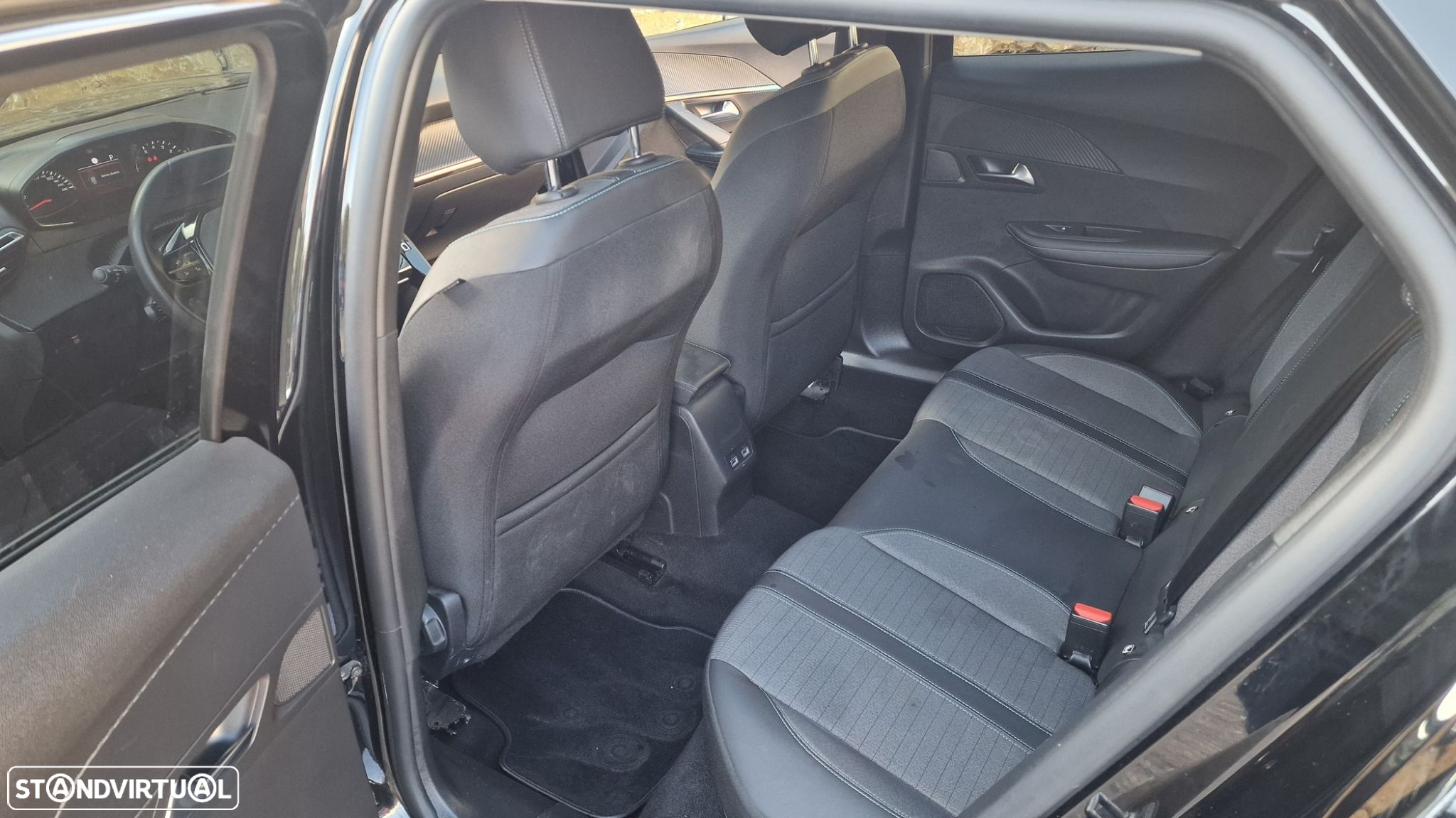Peugeot 2008 1.5 BlueHDi Allure EAT8 - 32