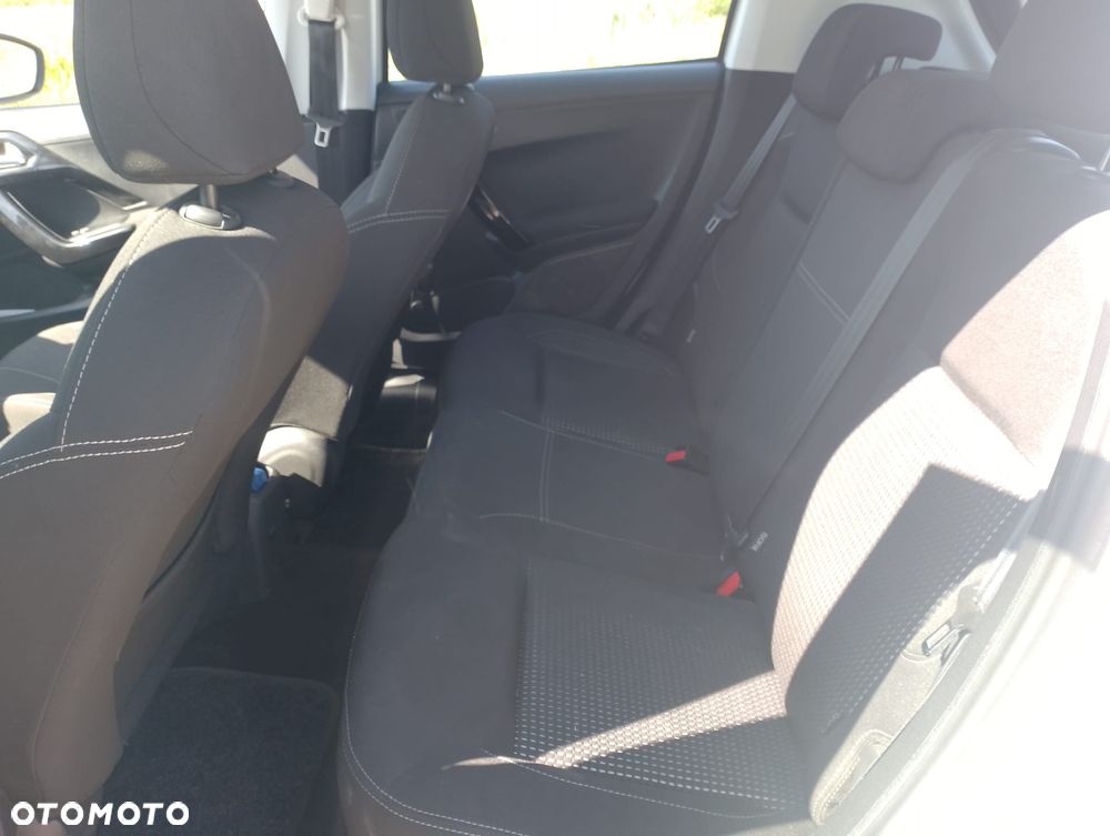 Peugeot 208 - 11