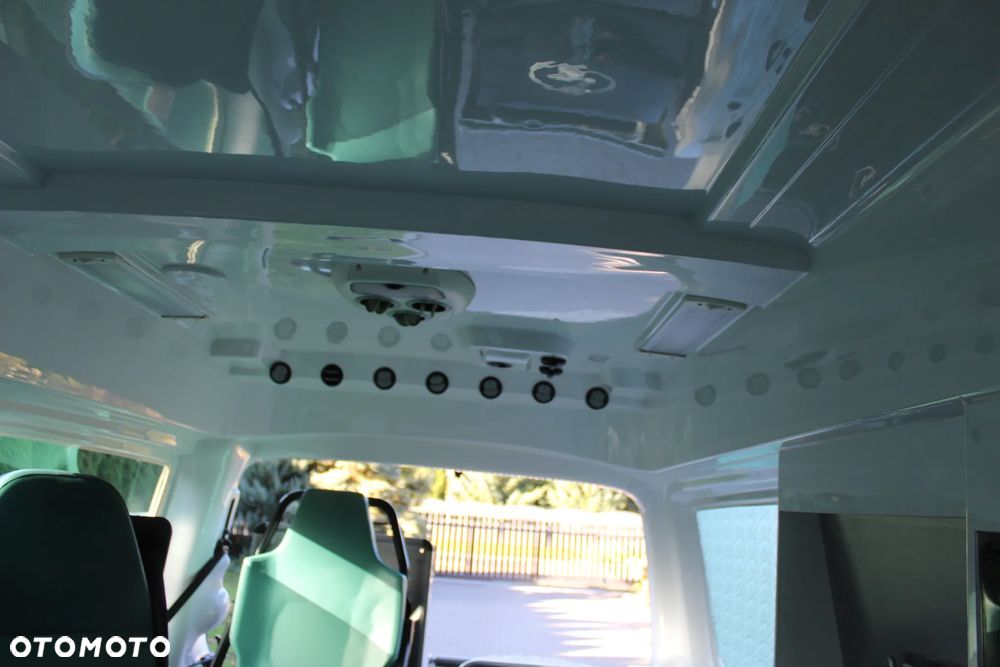 Volkswagen T5  AMBULANS KARETKA - 18