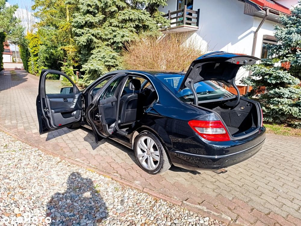 Mercedes-Benz Klasa C 180 CGI BlueEFFICIENCY Avantgarde - 25