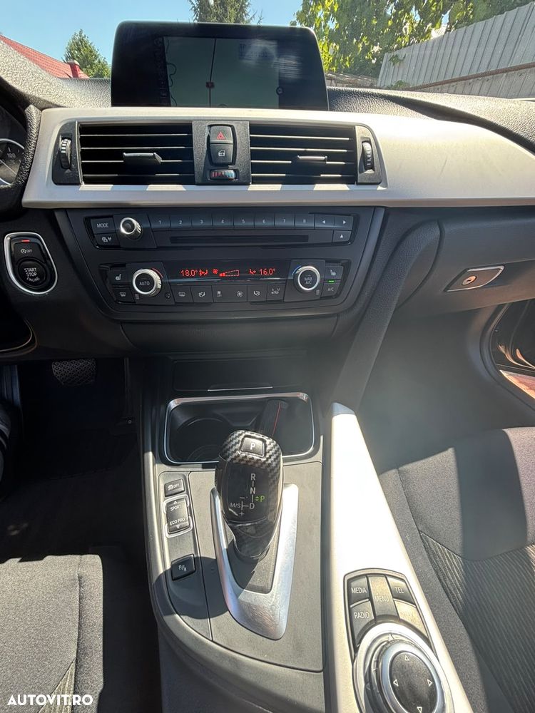 BMW Seria 3 320d Aut. - 30