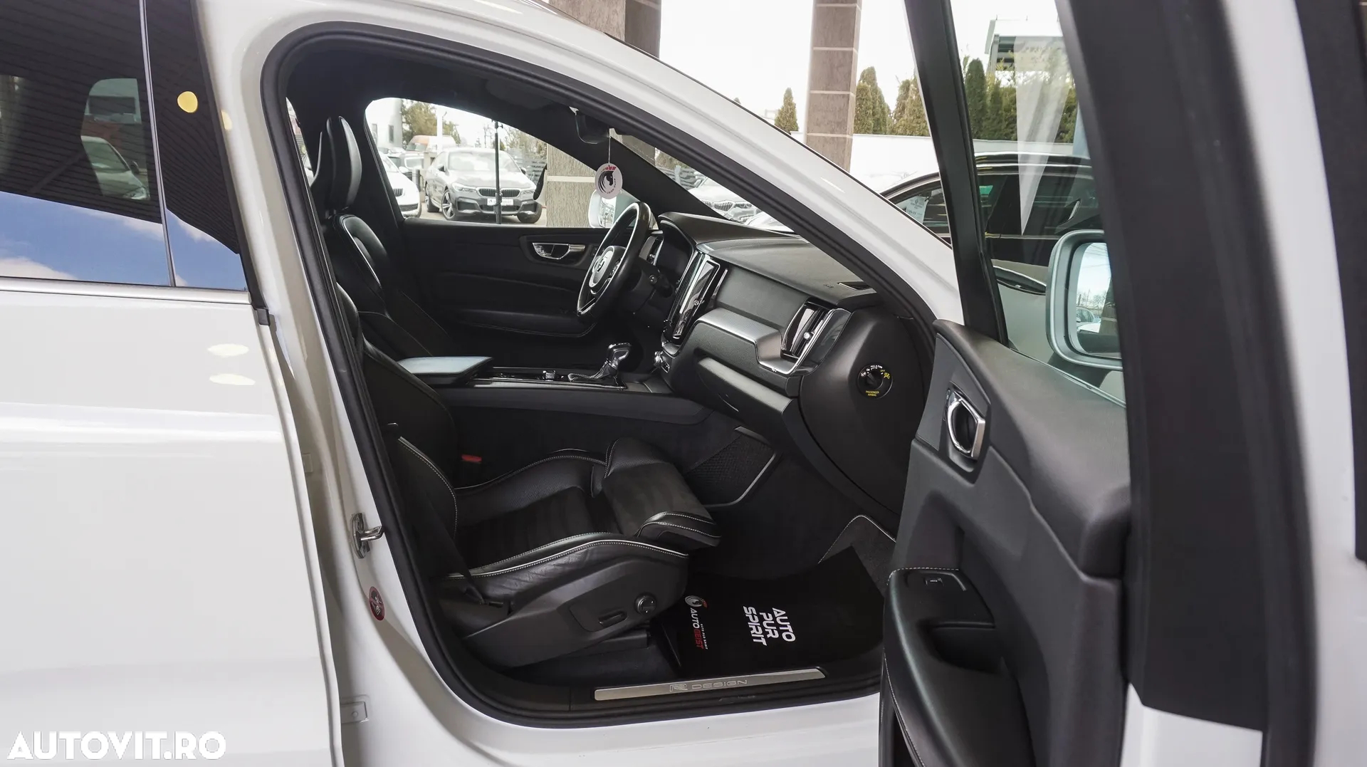 Volvo XC 60 D4 AWD Geartronic RDesign - 25