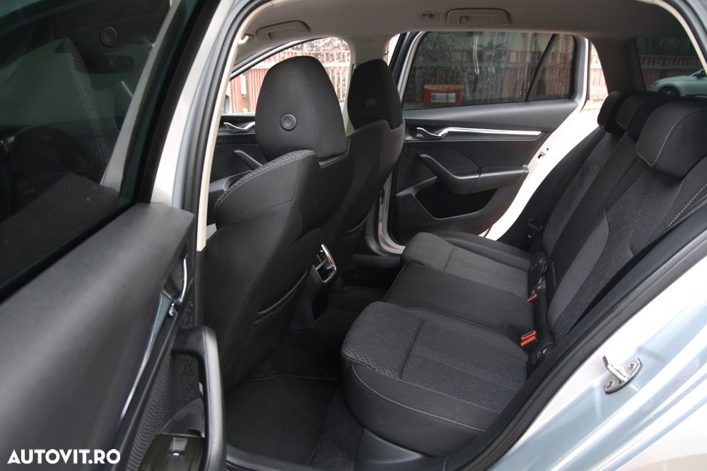 Skoda Octavia Combi 2.0 TDI DSG First Edition - 20