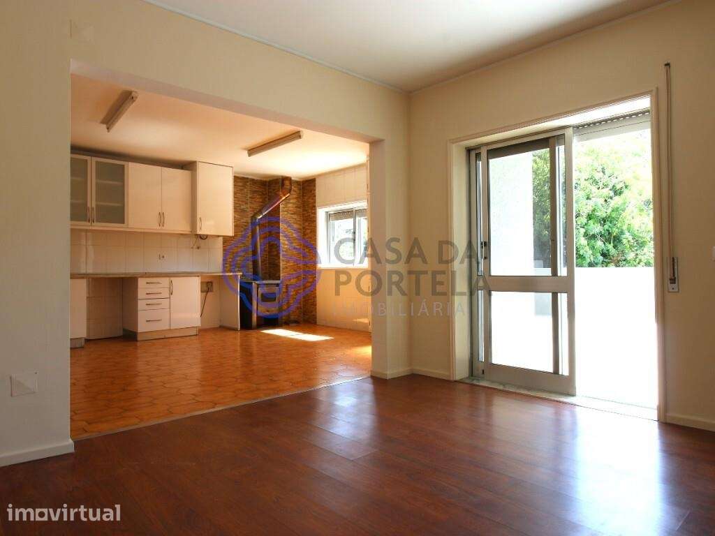 Apartamento Renovado T2+1 no centro de Carvalhos, terraço, salamandra - Grande imagem: 3/26