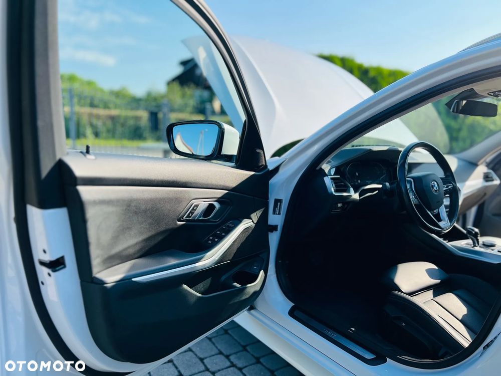 BMW Seria 3 320d xDrive Luxury Line sport - 38