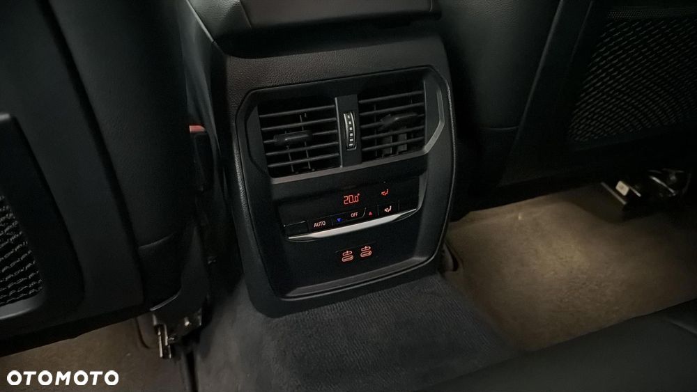 BMW Seria 3 318d mHEV - 17