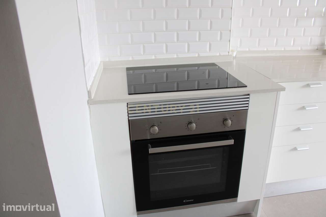 T2 Totalmente Remodelado com arrecadação na Amora - Grande imagem: 3/15