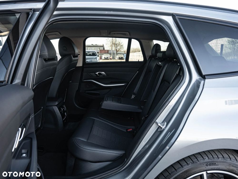 BMW Seria 3 320d xDrive Sport Line Shadow - 28