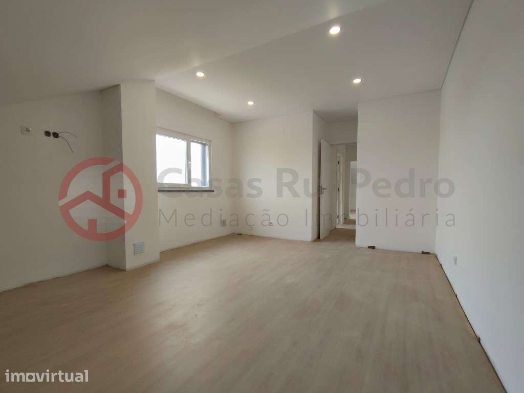 Moradia Geminada Triplex T4 em Lote de Gaveto, Conforto e Tranquili... - Grande imagem: 3/45