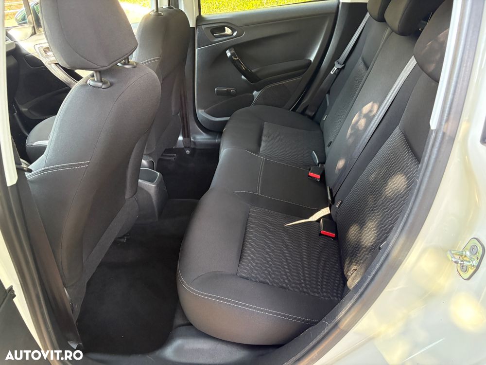 Peugeot 208 1.2 L PureTech Active - 12