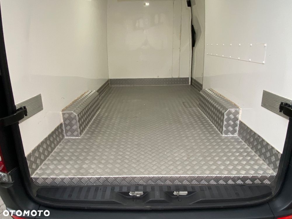 Mercedes-Benz Sprinter - 11