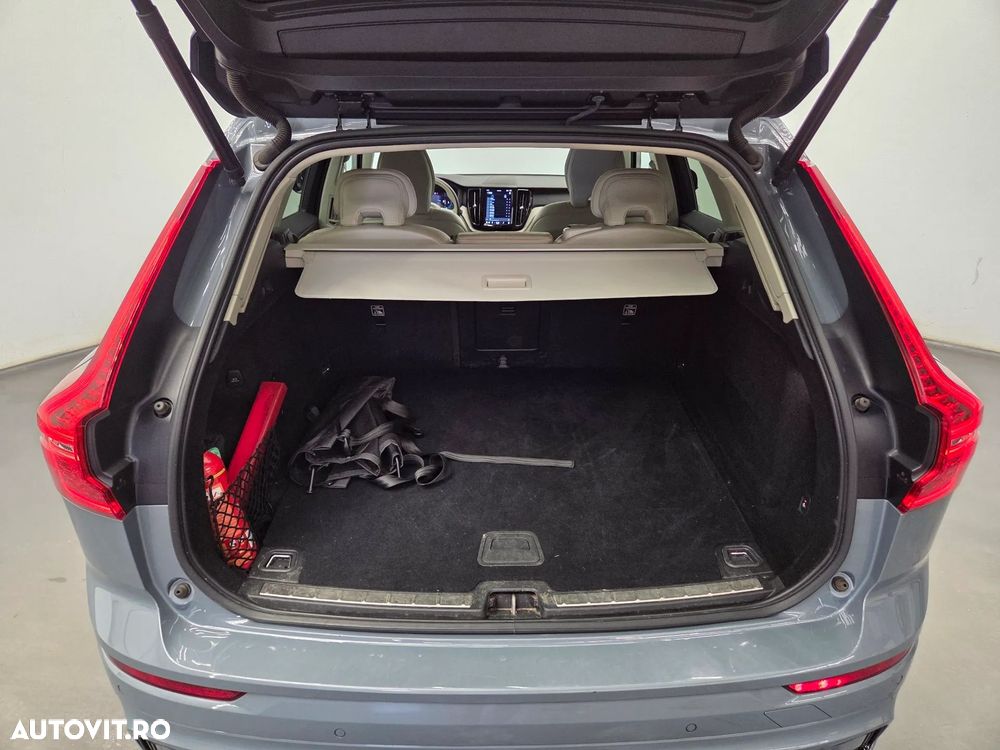 Volvo XC 60 B5 AT AWD MHEV Plus Dark - 11