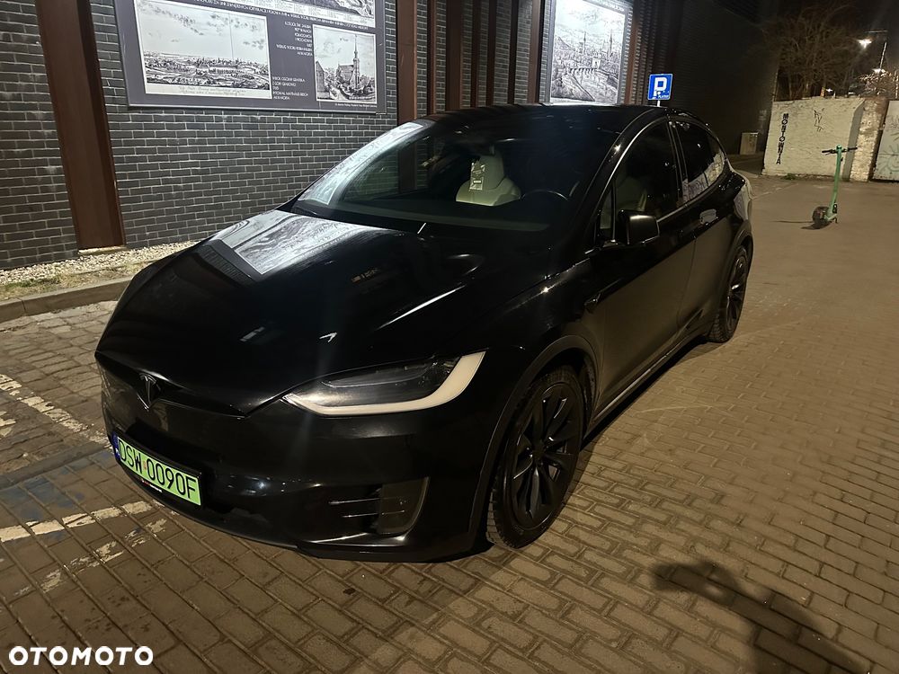 Tesla Model X - 32