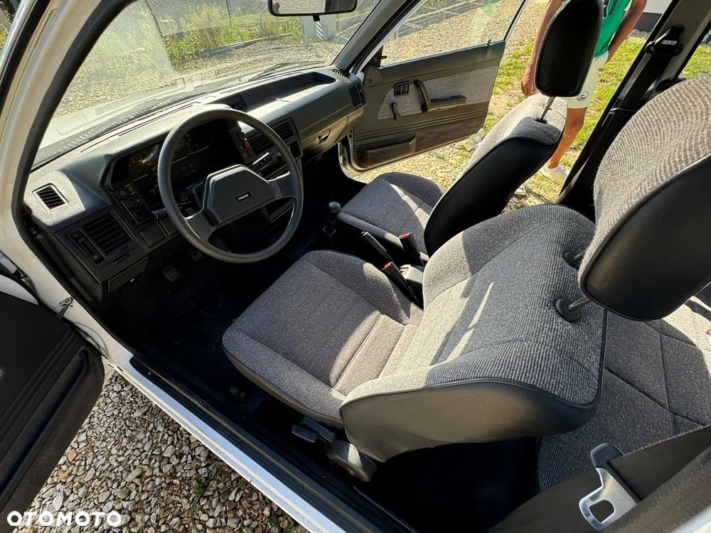 Mazda 323 1.3 LX - 7