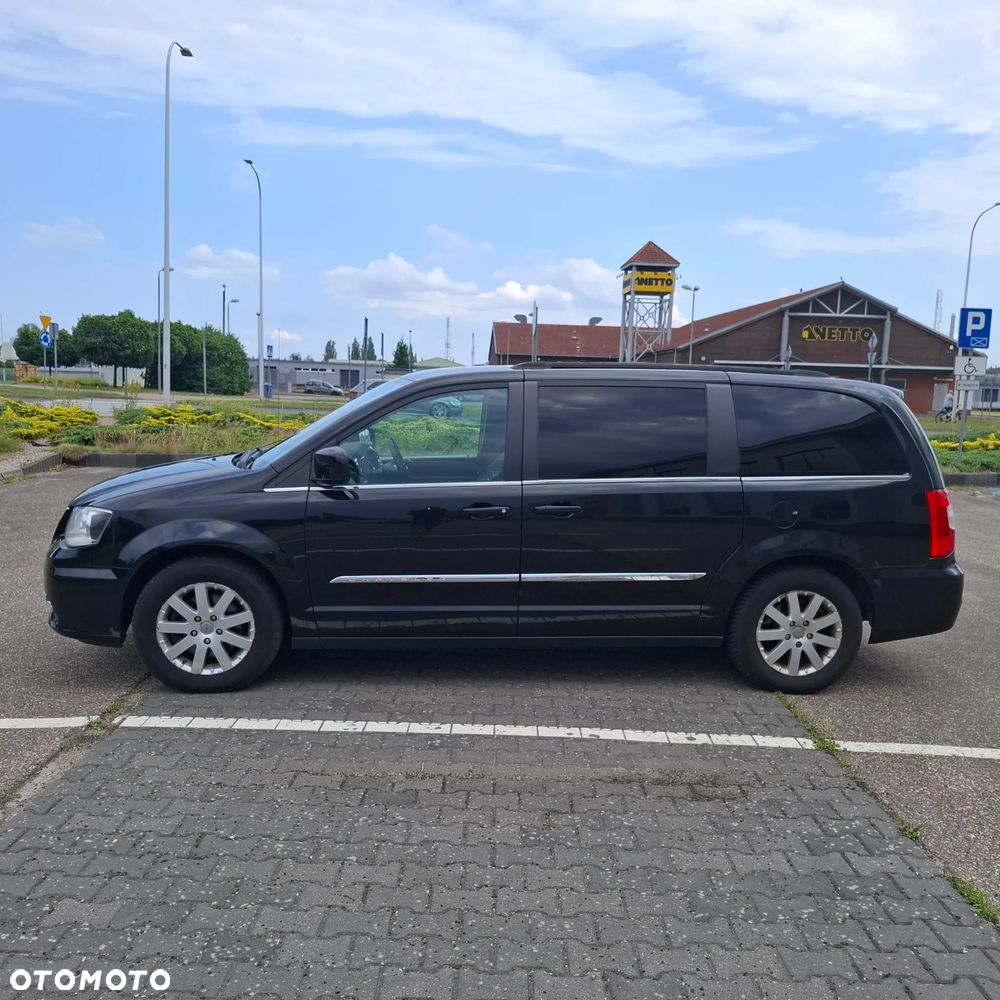 Chrysler Town & Country - 8