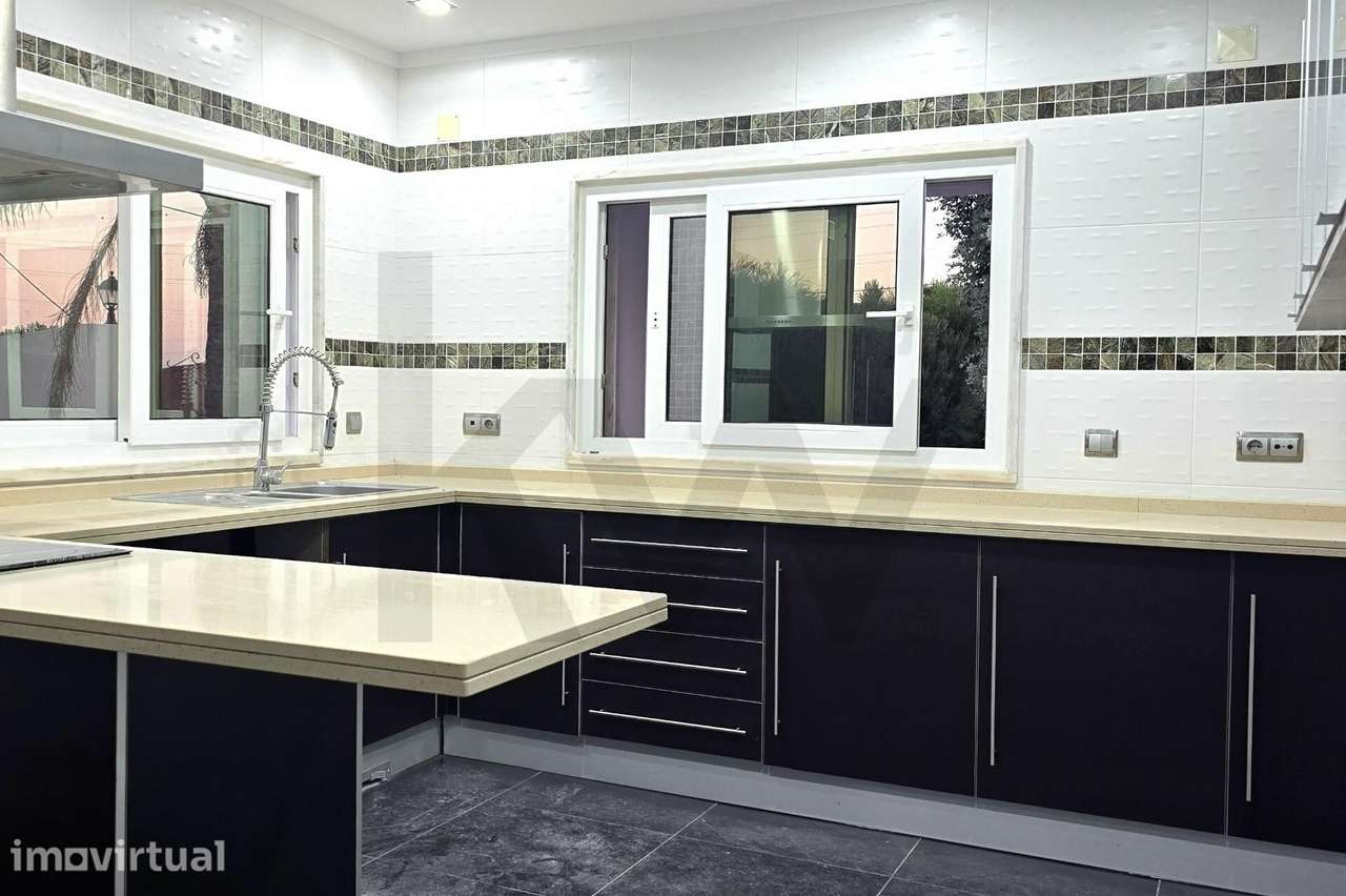 Oportunidade Única em Palmela: Moradia T4 com Piscina + em lote de 982