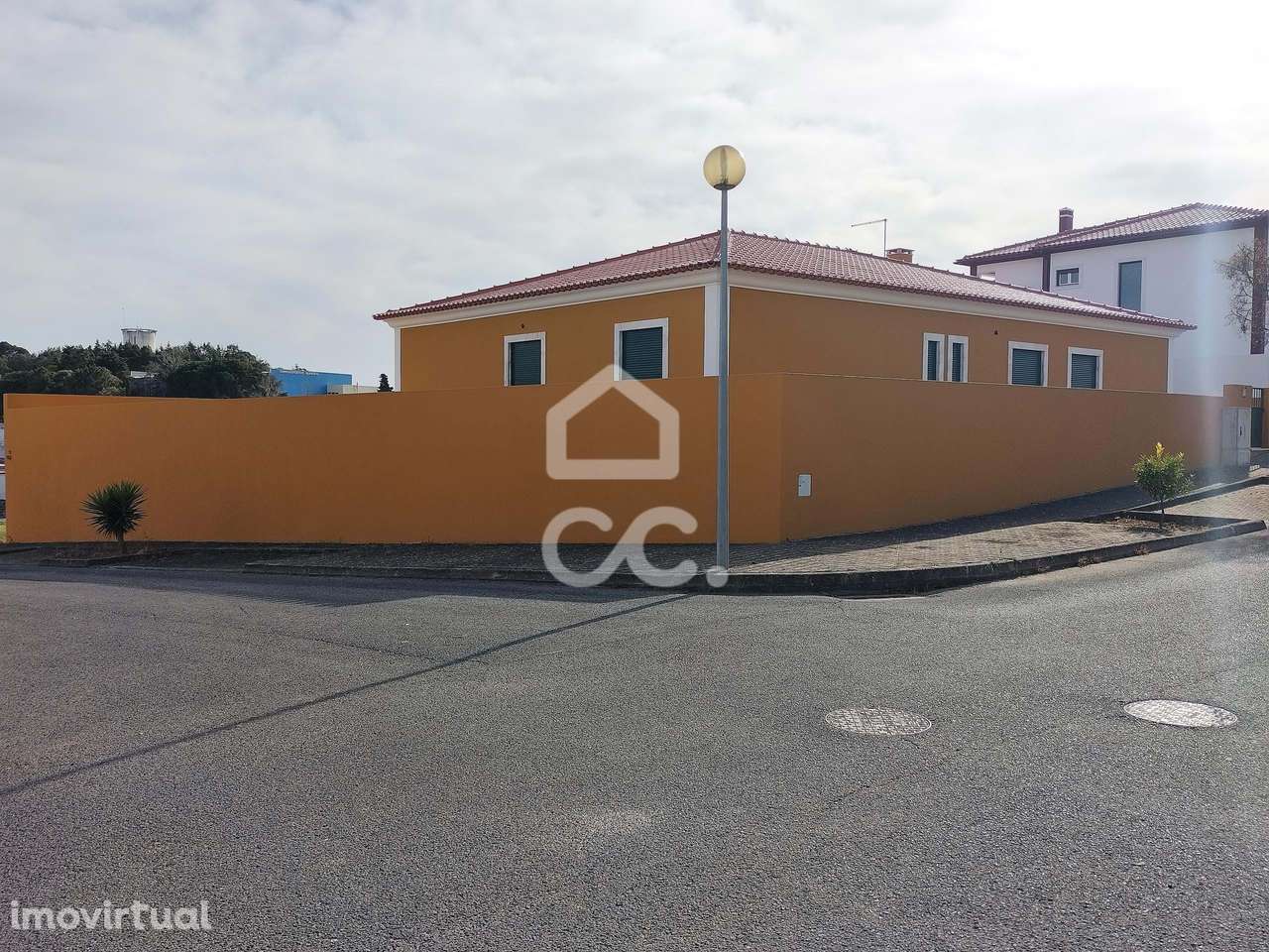 Moradia V4+1 térrea inserida em lote de 628 m2 - Grande imagem: 4/40