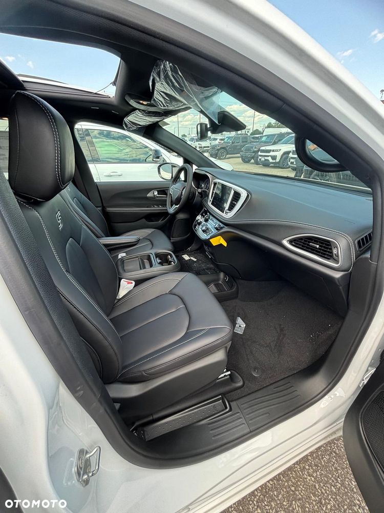 Chrysler Pacifica - 16