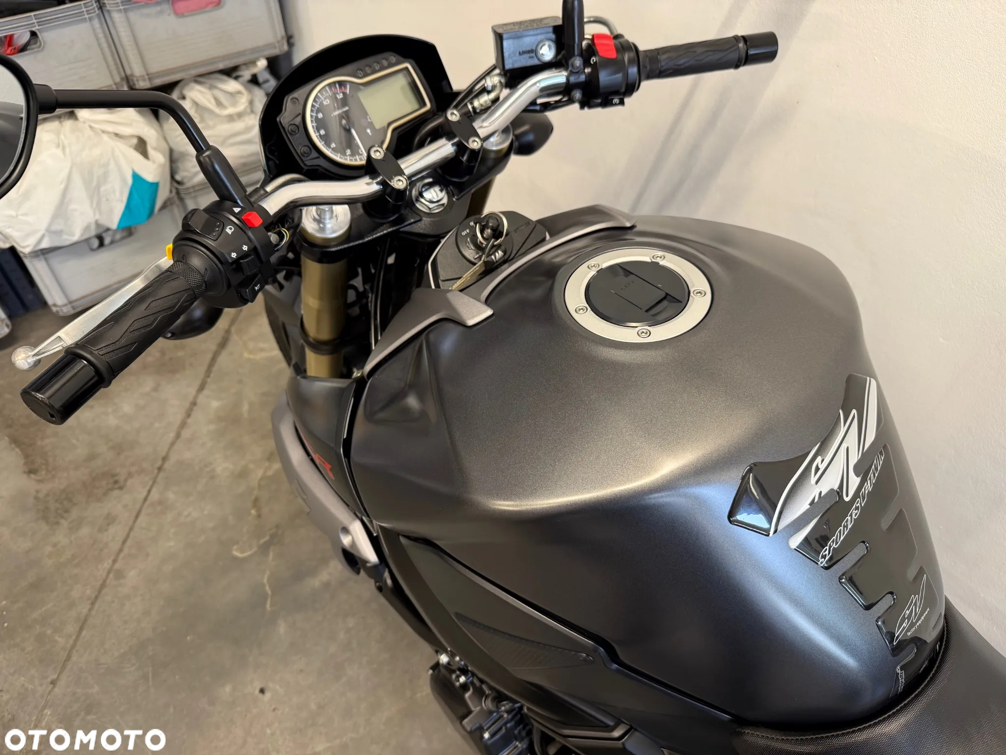 Suzuki GSR - 18