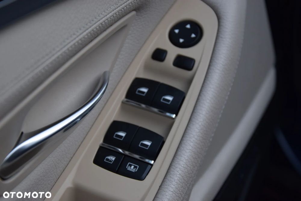 BMW Seria 5 535i Sport-Aut - 25