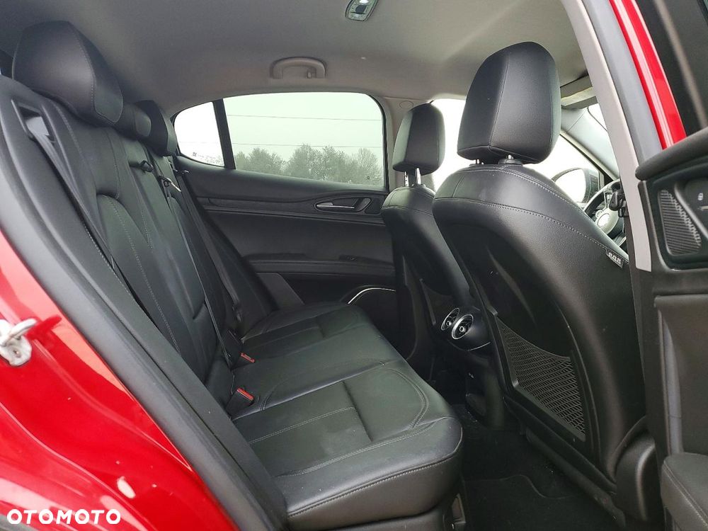 Alfa Romeo Stelvio - 12