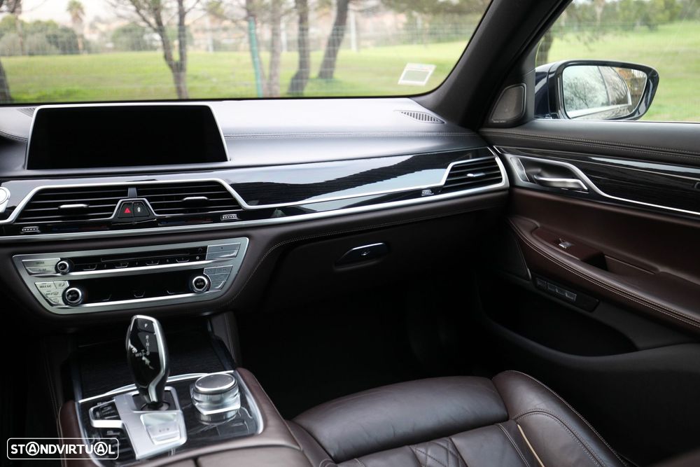 BMW 740 d xDrive Pack M Auto - 28