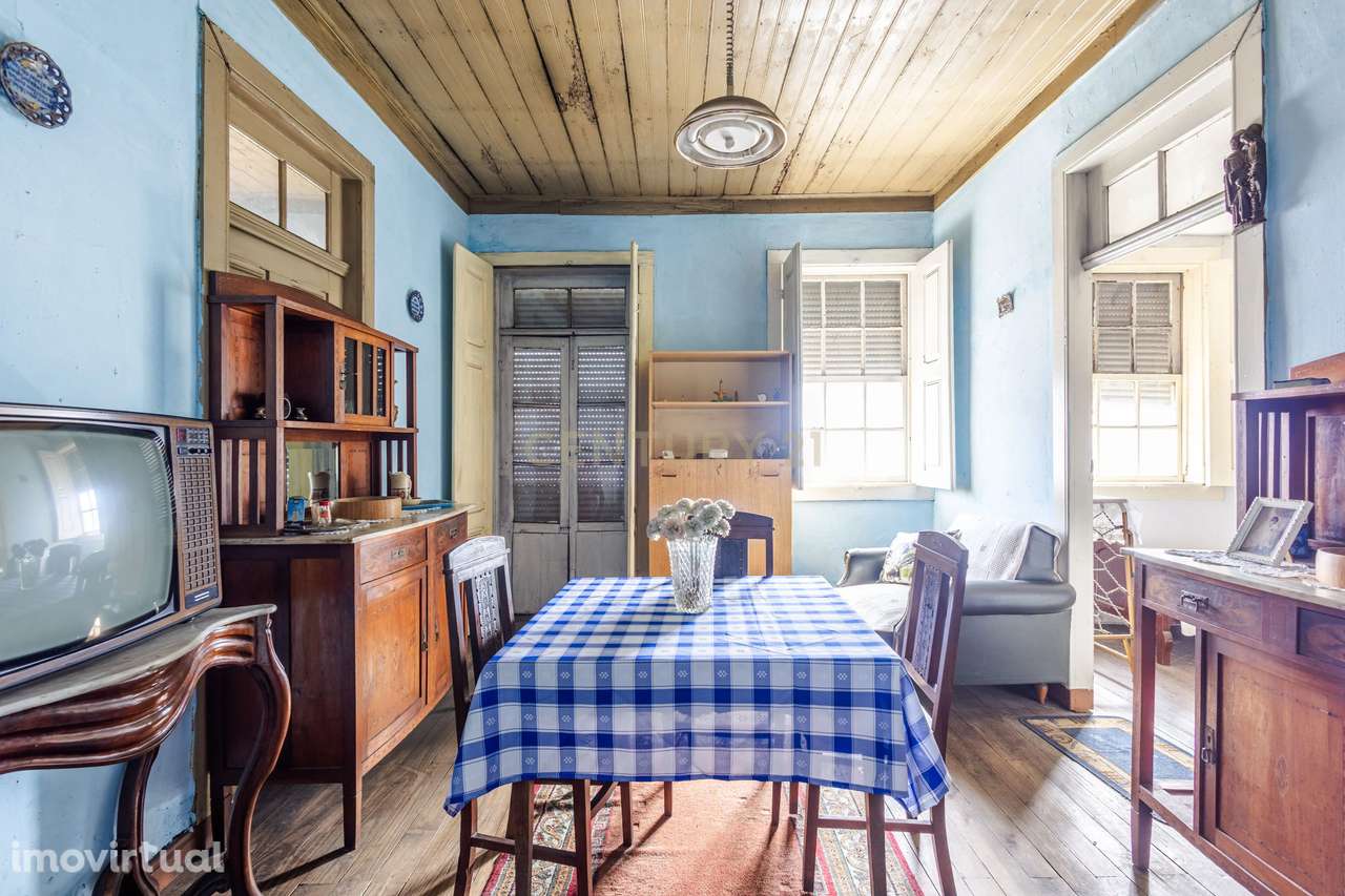 Prédio na Avenida Gago Coutinho, no centro do Marco de Canaveses - Grande imagem: 3/11