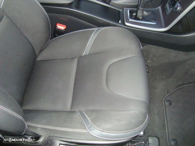 Volvo V40 2.0 D3 R-Design Momentum - 26