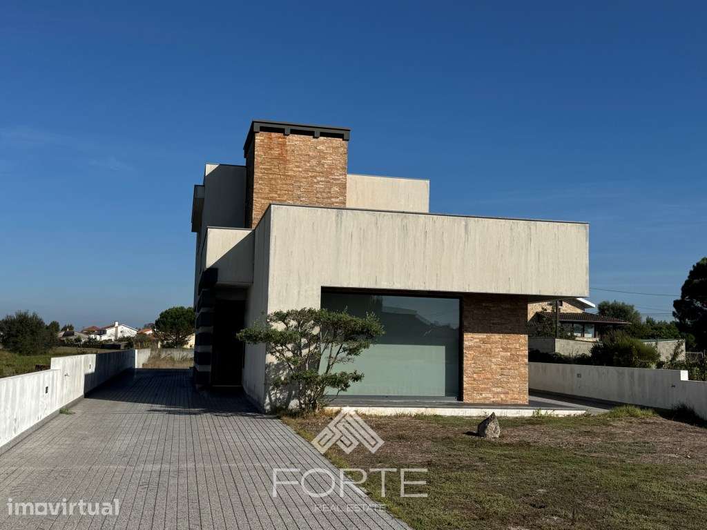Moradia T4 de arquitetura contemporânea, mobilada e equipada em Pon...