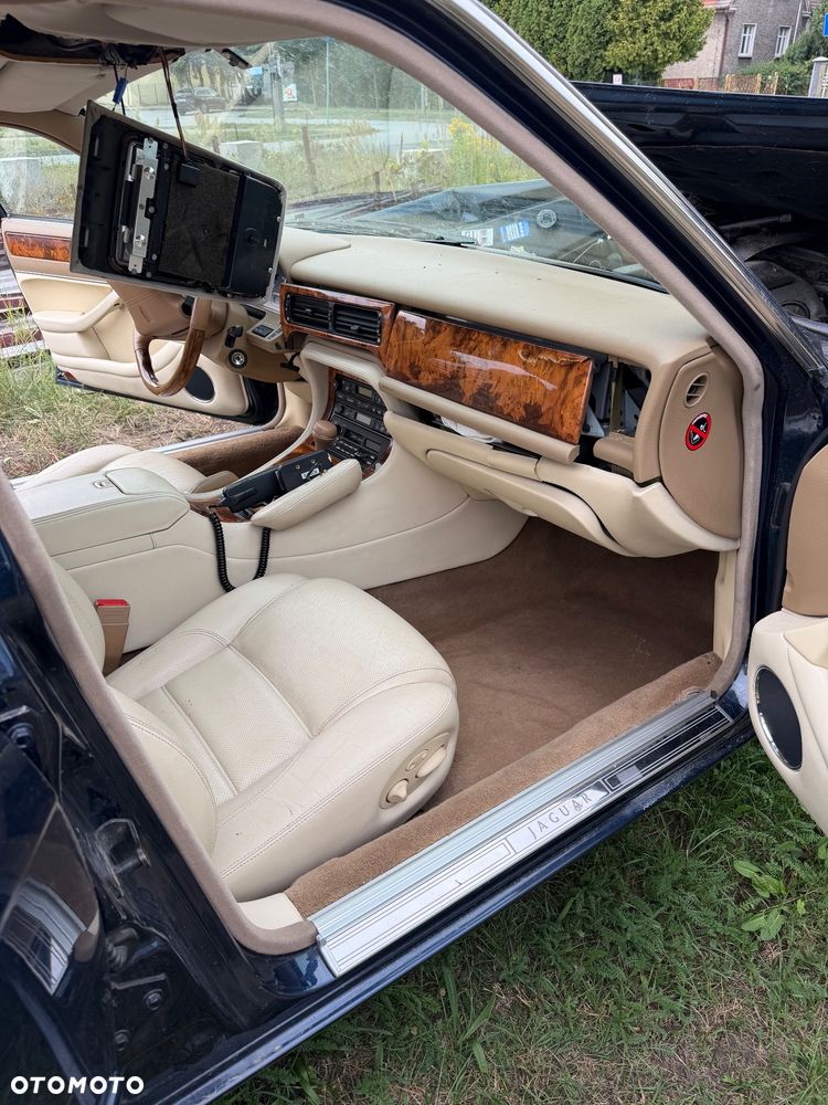 Jaguar XJ - 12