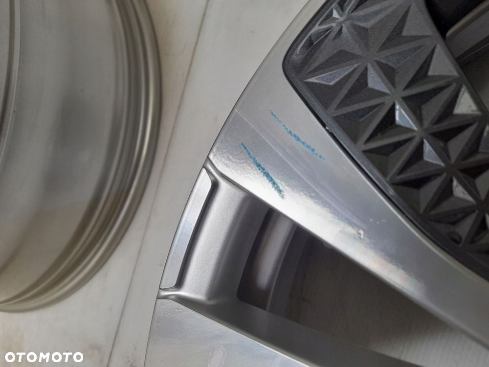 Felgi aluminiowe Renault OE 403006686R 6.5" x 20" 5x114,3 ET33 - 7