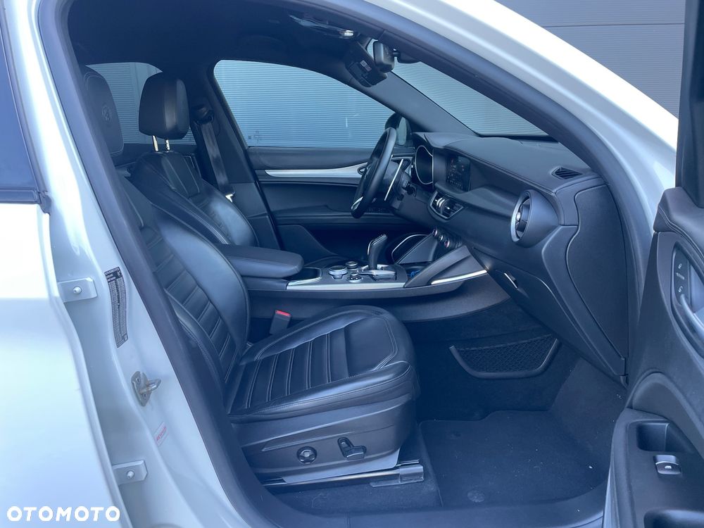 Alfa Romeo Stelvio - 16