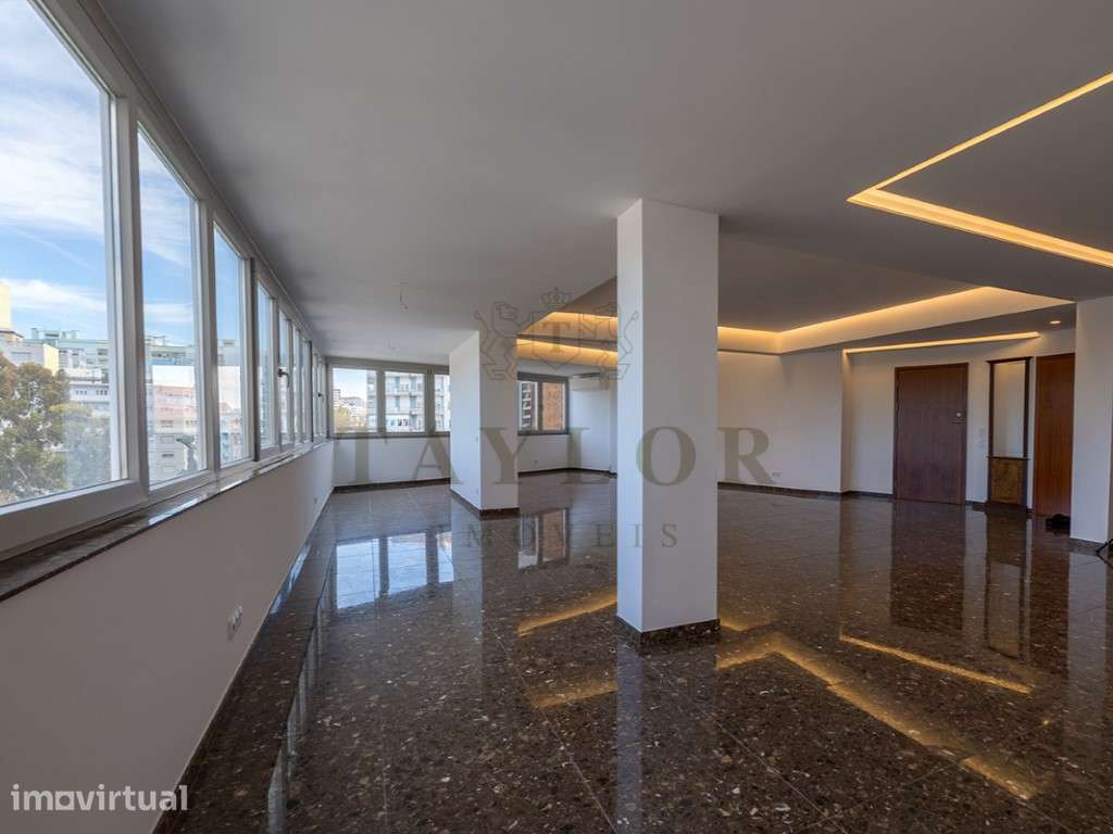 Apartamento T4 com garagem a venda em localização central de Lisboa - Grande imagem: 3/33