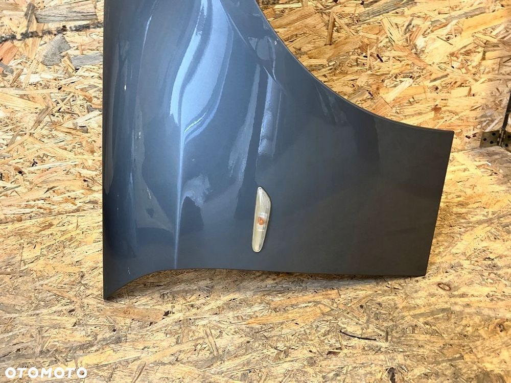 BŁOTNIK PRAWY BMW E90 lift Kod lakieru: a52 - 5