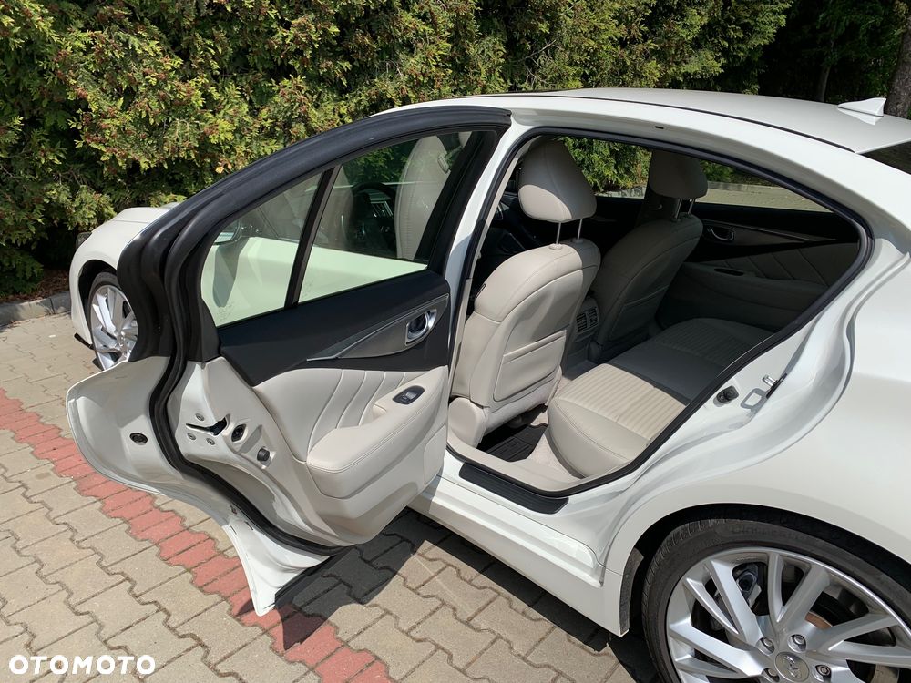 Infiniti Q50 Hybrid Sport Tech - 18
